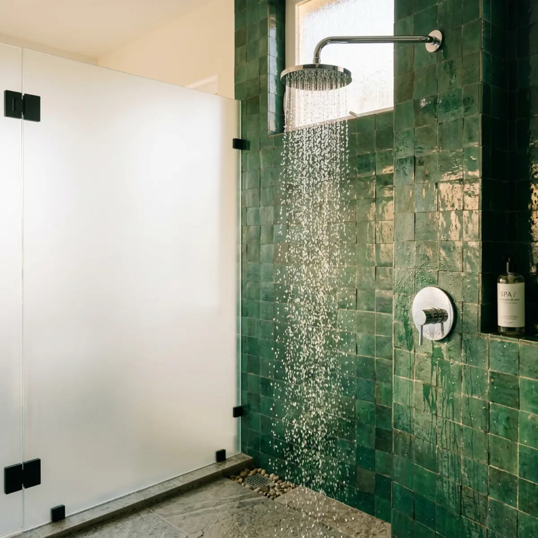 Medimos el confort de la ducha en Airbnb: la rentabilidad del descalcificador